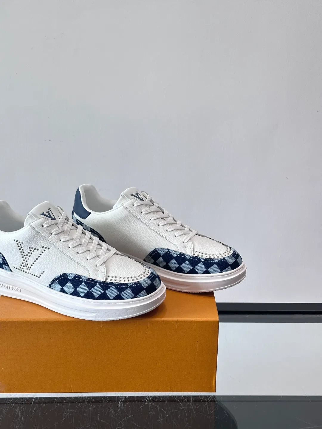 Men's shoes 💰p400 "＊OUIS ＊UITTO＊" new men's casual shoes, made of cowhide material, breathable and comfortable! The upper has the classic LV logo, and the sole is made of T men's shoes 💰pU material, which is wear-resistant and has strong grip. The blue and white color scheme + checkerboard details are fresh and have a street feel. It is very suitable for spring and summer. It can be easily used for daily commuting and leisure. It is very fashionable to wear with shorts, T-shirts or jeans. It is both fashionable and practical. size：38-44